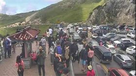 中秋連假第二天，合歡山，武嶺，停車場爆滿，(圖／翻攝自台灣路況即時影像)