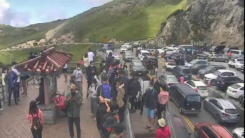 中秋連假第2天　恐怖人潮塞爆合歡山