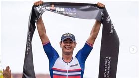 挪威選手伊登，鐵人三項世界錦標賽冠軍，衛冕，戴著彰化埔鹽順澤宮參賽帶來好運 (圖／翻攝自gustav_iden　IG)