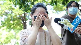 不是在拍戲嗎！「妻子」不捨淚灑靈堂