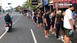 連假第2天！台南牛肉湯名店排到隔壁