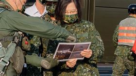蔡英文總統昨天親自校閱佳冬戰備道戰機起降演練，飛行員並在跑道上，拿出攔截監控共機的相關照片，向蔡總統說明空軍因應作為。（圖：取自總統府flickr）