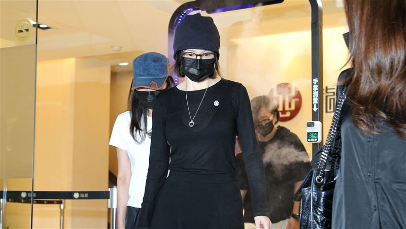 徐若瑄挨轟首露面　暴瘦追思龍劭華