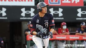 ▲樂天桃猿外野手朱育賢敲出追平比數安打。（圖／記者劉彥池攝影）