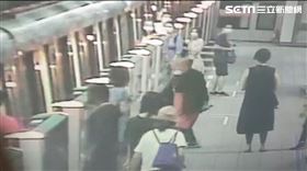 北捷台電大樓男子亮刀 翻攝畫面