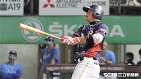 ▲樂天桃猿捕手林泓育代打敲出二壘安打。（圖／記者劉彥池攝影）