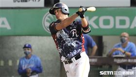 ▲樂天桃猿三壘手余德龍敲出1分打點安打。（圖／記者劉彥池攝影）