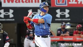 ▲富邦悍將一壘手林益全。假日球衣（圖／記者劉彥池攝影）