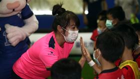 ▲迷你足球推廣大使許淑華賽前與小球員擊掌打氣。（圖／迷你足球協會提供）