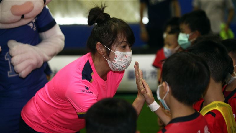 迷你足球賽首站開踢　家長戴口罩加油