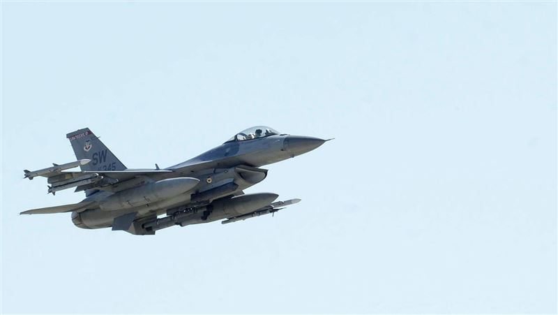 美國軍用教練機墜住宅區　至少2受傷