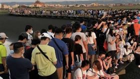  高美濕地，木棧道擠3500人，報復性出遊，(圖／翻攝自逗留台中　臉書社團）