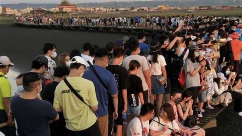高美濕地恐怖人潮曝　3500人擠爆