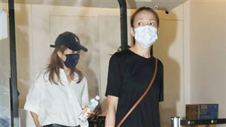 頭七趕來陪龍劭華　柯淑勤陪遺孀選家