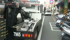 彰化不二坊，蛋黃酥之亂，排隊人龍綿延幾百公尺，警方勸導、拖吊車巡邏逼退違停 (圖／翻攝畫面)