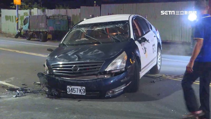 警車自撞翻覆　右前輪脫落、2警輕傷