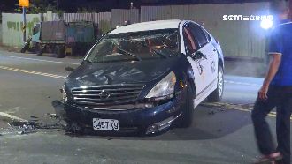 警車自撞翻覆　右前輪脫落、2警輕傷