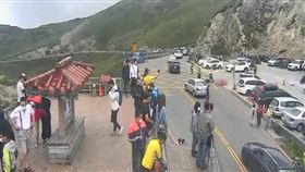 ▲ 中秋連假第三天，鄰近台14甲線霧社~清境農場的合歡山武嶺湧入大量出遊與收假車潮。（圖／翻攝自即時影像監視器） 