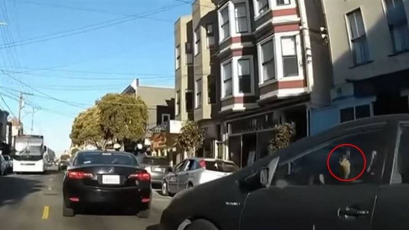 駕車插隊比中指　屁孩下一秒猛撞悽慘