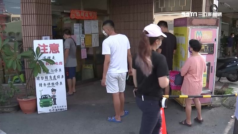 搶買吐司搭烤肉　關廟名店前排人龍