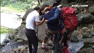 獨／白天救到天黑　遊客山區跑救援增