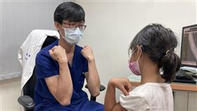 ▲ 肘關節的肱骨髁上骨折是兒童常見的骨折，多發生在孩子騎腳踏車、滑板、溜溜車等活動不慎跌倒時。（圖／衛生福利部南投醫院提供）