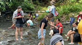 中秋連假，南投埔里彩蝶瀑布，遊客未戴口罩