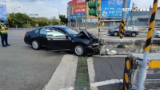 載客醉撞分隔島　白牌車運將測出酒駕