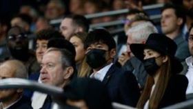 ▲周杰倫夫妻在大巴黎球場合照，身邊球迷沒什麼人戴口罩。（圖／翻攝自周杰倫IG）