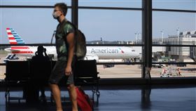 11月起入境美國須打完疫苗 認可疫苗名單待定白宮20日宣布，預計11月初將全面要求外國旅客打完疫苗才可入境，認可疫苗名單尚待討論，新制上路前會公布。圖為2021年8月華府雷根國家機場。中央社記者徐薇婷華盛頓攝 110年9月21日