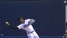 ▲馬林魚外野手桑契斯（Jesus Sanchez）空手接殺飛球。（圖／翻攝自馬林魚推特）