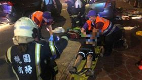 轎車疑搶快撞單車　2男雙載撞飛不治(圖/翻攝畫面)