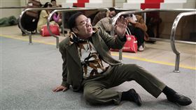 《金錢帝國：追虎擒龍》啟德機場鄭則仕劇照 (2)。（圖／華映提供）