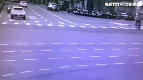 台北市承德路四段的二手車行遭人連轟4槍。（圖／翻攝畫面）