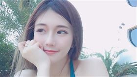 最強奶媽美乳透氣！比基尼頂不住　謝薇安狂洩「核彈」雙球（圖／翻攝自謝薇安IG）