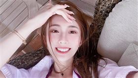 最強奶媽美乳透氣！比基尼頂不住　謝薇安狂洩「核彈」雙球（圖／翻攝自謝薇安IG）