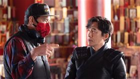 《尚氣》導演德斯汀克雷頓上傳與梁朝偉討論劇情花絮。（圖／翻攝自destindaniel IG）