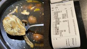 全家茹素破戒！湯底一撈「帶骨肉」浮出　她轟餐廳：夠荒唐。（圖／翻攝自Dcard）