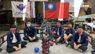 線上秀國旗　5高中生奪機器人賽冠軍