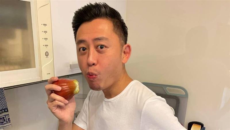林智堅吃蓮霧挺農民　網見亮點：瘦了