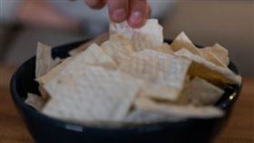 男童在客廳開心吃零食，沒想到不久後右眼就失明。（圖／翻攝自pexels）