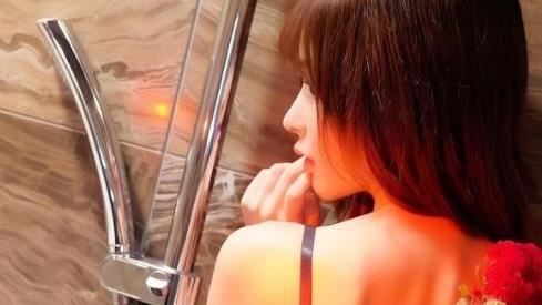 女優激辣背溝夾玫瑰　肉色地帶一次洩