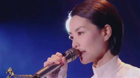 王菲獻唱的主題歌曲「灣」以廣東話演唱。（圖／翻攝自央視微博）