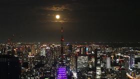賞中秋明月 東京六本木之丘森大廈絕佳地點睽違8年中秋節逢滿月，東京六本木之丘森大廈的戶外展望台21日有媒體人和遊客前來拍攝又大又圓的明月。東京鐵塔上方秋夜明月的美景令人讚嘆。中央社記者楊明珠東京攝  110年9月21日