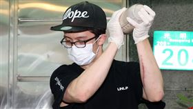 孫安佐聯邦手搖飲店開幕現場親自調聯邦奶茶。（記者邱榮吉/攝影）