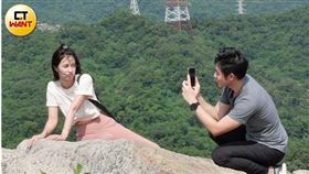 野外曖昧互攝1／陳敬宣懸崖邊喬姿勢　吳岳擎興奮當藝術品拍