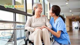 現今手術技術與醫療器材進步許多，病患的恢復速度也較過往快，所以手術後的復健與後續的骨質疏鬆治療更顯重要。骨質疏鬆的藥物治療目前也有口服與長效針劑等多種選擇，可以依照個病患別狀況來決定。