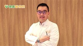 張毓翰醫師說，團隊在手術前就會先排除造成風險的因素，強化患者本身的糖尿病、高血壓等慢性疾病的控制，直到所有風險因素都調整完後才會進行置換手術，給患者最好的手術條件，達到最高的手術成功機率。