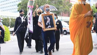 龍劭華今告別式　帥西裝暖笑遺照曝光