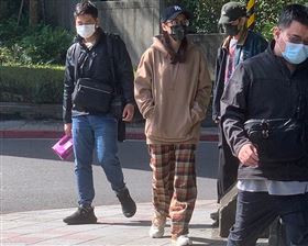 ▲網紅「兔美」蔡依彤和設計師男友，曾與藝人謝欣穎論及婚嫁的梁士華於2月間，因吸食毒品、持有毒品被警方帶回警局偵訊。（圖／翻攝畫面）